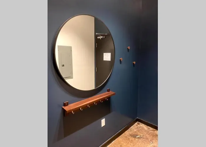 3e-*new* -5 Min From Downtown, Sleeps 4 Apartment