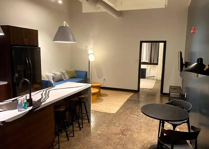 3e-*new* -5 Min From Downtown, Sleeps 4 Apartment