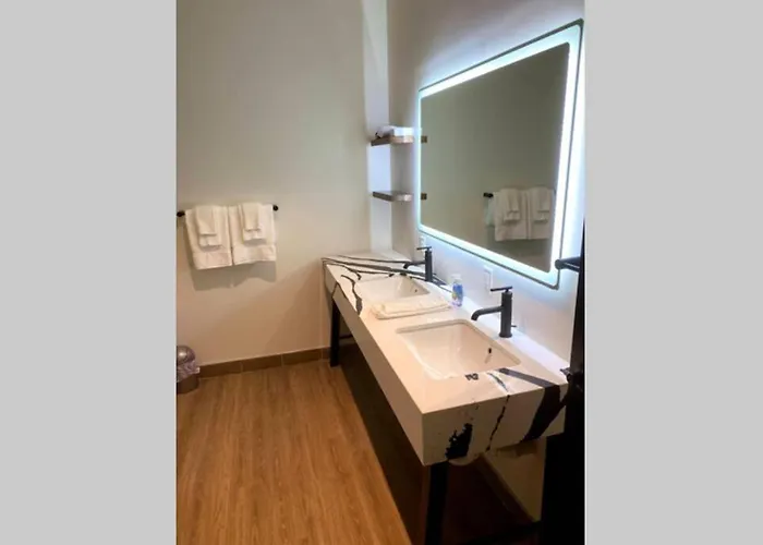 3e-*new* -5 Min From Downtown, Sleeps 4 Apartment