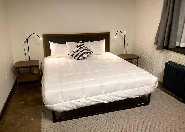 3e-*new* -5 Min From Downtown, Sleeps 4 Apartment *